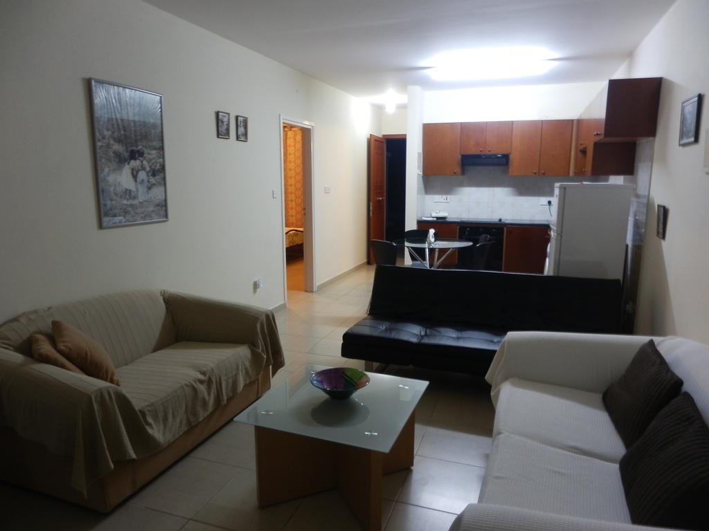 Byreva Apartments Paphos Room photo